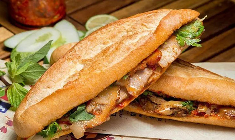 Da Nang’s vibrant banh mi scene blends north-south flavors—find classic pate, roast pork, and creative twists at local stalls and hidden foodie gems. Image Source: danangprivatecar.com