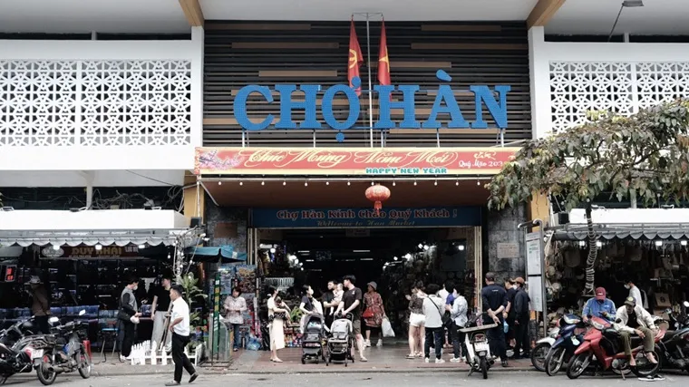 Han Market in central Da Nang is a vibrant shopping paradise, blending local life with culture—offering everything from food to souvenirs for curious travelers. Image Source: danangleisure.com