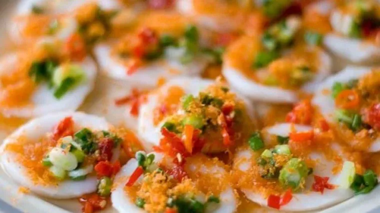 Cho Con Market is divided into food, clothing, souvenirs, and fresh produce zones. Explore, then head to the food court before 3 PM or street food after. Image Source: hoangviettravel.vn