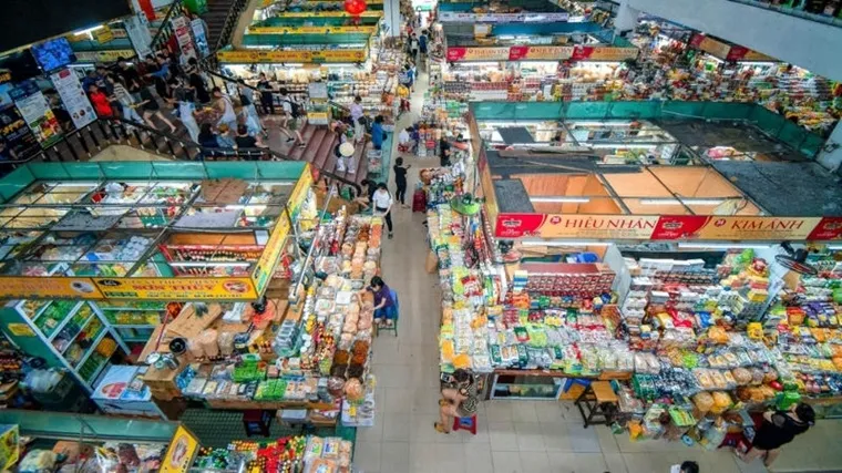 Han Market offers fashion, including Ao Dai, footwear, bags, fabrics for custom garments, and handmade handicrafts like conical hats, jewelry, and rattan goods.