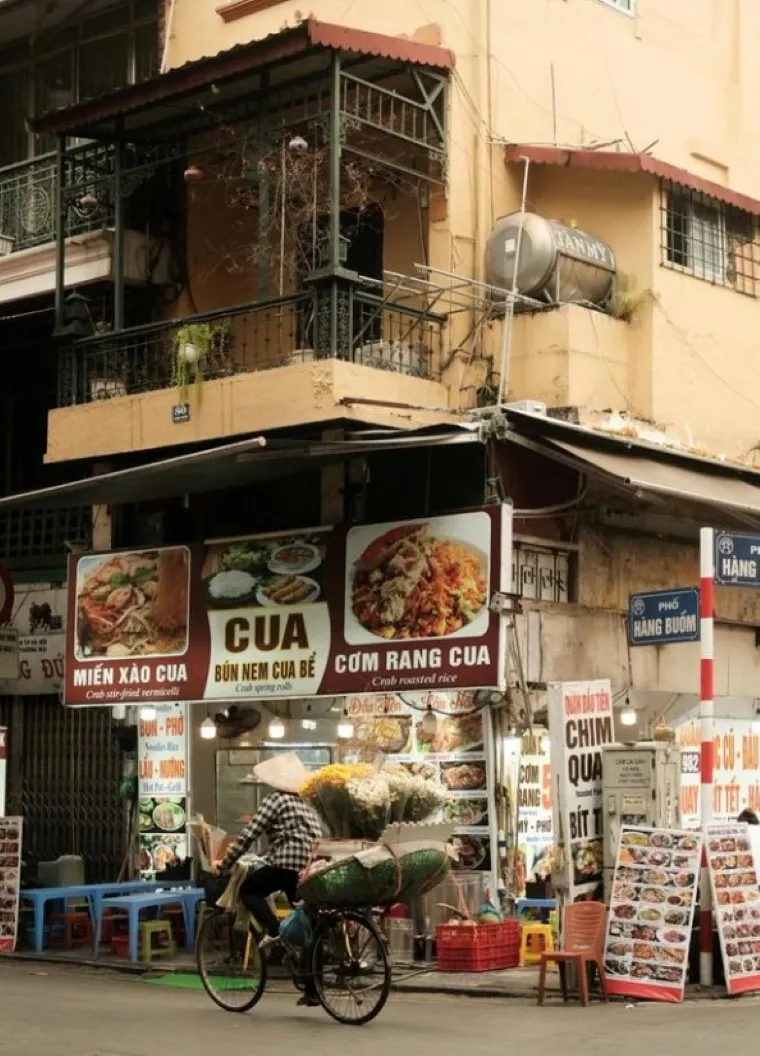 The Old Quarter is a food lover’s haven where iconic Hanoi dishes and local specialties can be savored right on the bustling sidewalks - Photo Source: Facebook 36 Phố Phường