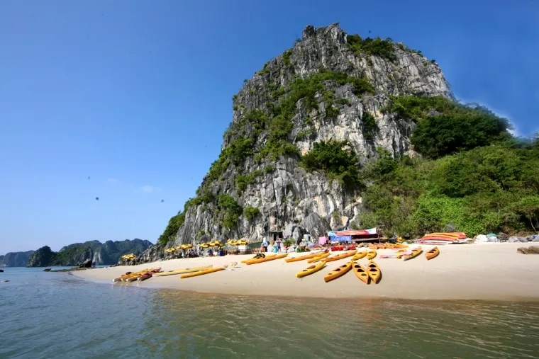 Located in Bai Tu Long Bay, Thien Canh Son Cave offers a scenic journey through peaceful waters and limestone karsts - Photo Source: baoquangninh