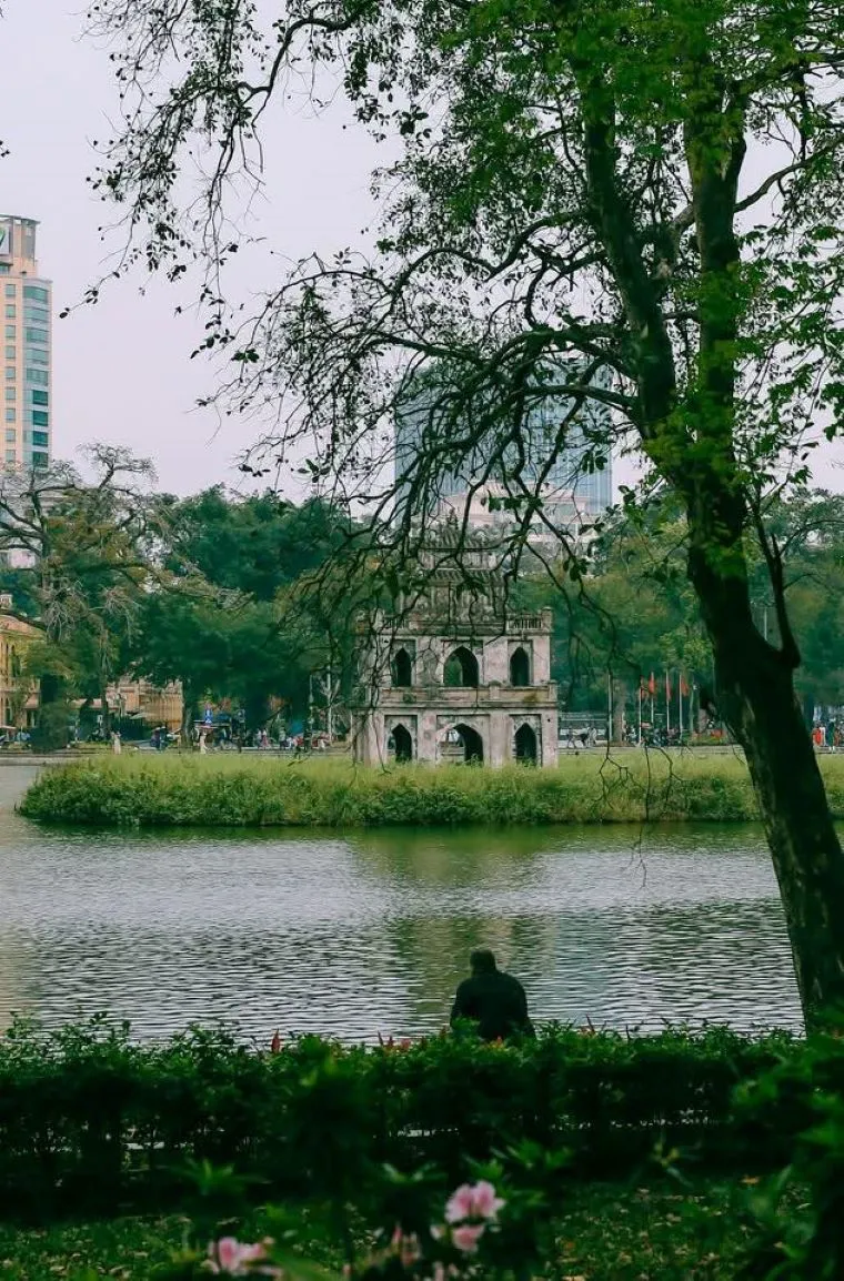 Turtle Tower stands as a symbol of Hanoi, gracefully located on Hoan Kiem Lake. - Facebook Nguyễn Khánh Huyền