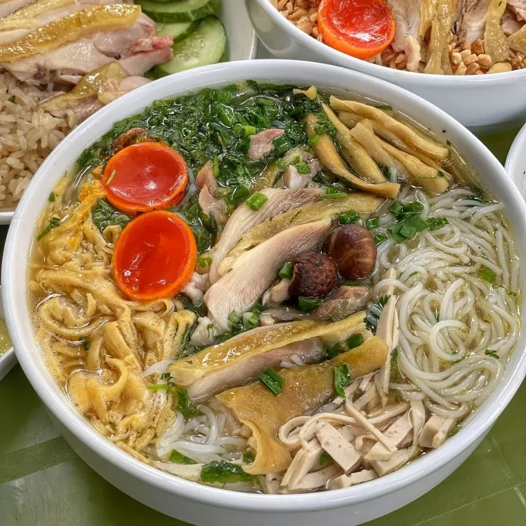 A bowl of Bún Thang is a harmony of colors and flavors, featuring shredded chicken, eggs, and Vietnamese ham. - Facebook Sơ Hở Là Ăn - Hà Nội