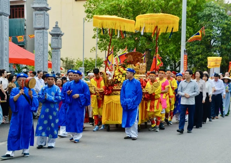 A vibrant celebration honoring a historic military figure through processions, rituals, and cultural performances at the foot of Bai Tho Mountain - Photo Source: Báo Quảng Ninh