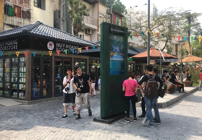 Helpful travel details on how to find, access, and make the most of your visit to Book Street - Photo Source: Facebook Lang Thang Hà Nội