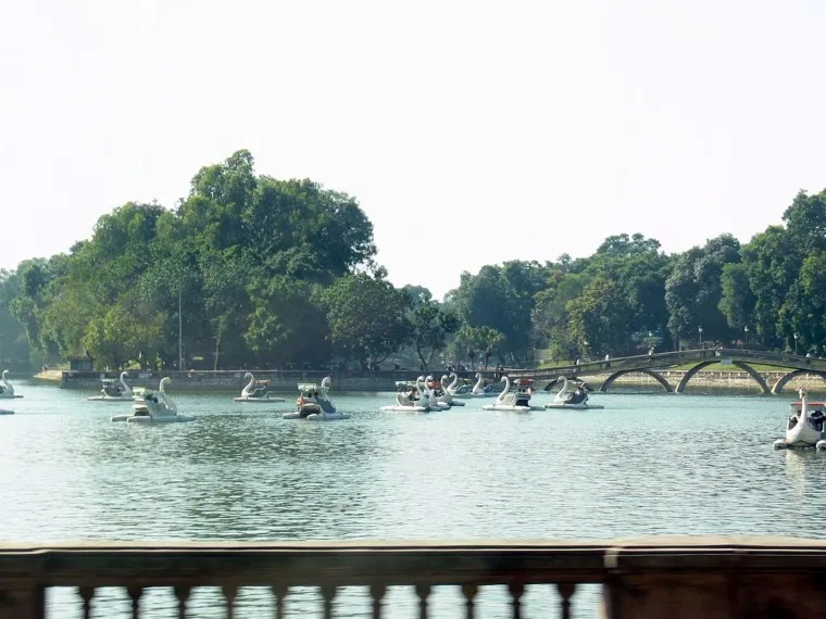 More than just a park, Thu Le is a peaceful memory for many Hanoi families. - Facebook Công viên Thủ Lệ