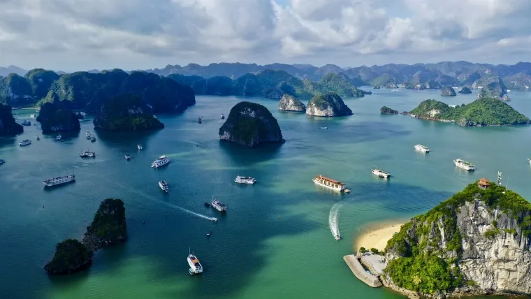 Hon Gai Harbour functions as both a tourism hub for Bai Tu Long Bay and a center for local commerce and logistics - Photo Source: Báo Quảng Ninh