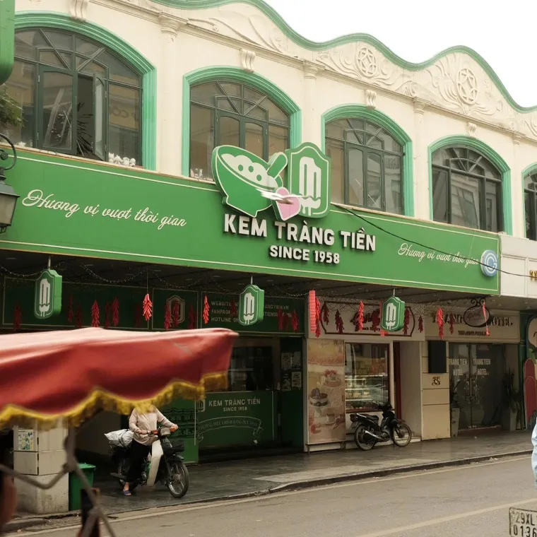 A stroll by Hoan Kiem Lake pairs perfectly with a Trang Tien ice cream cone. - Facebook Kem Tràng Tiền 