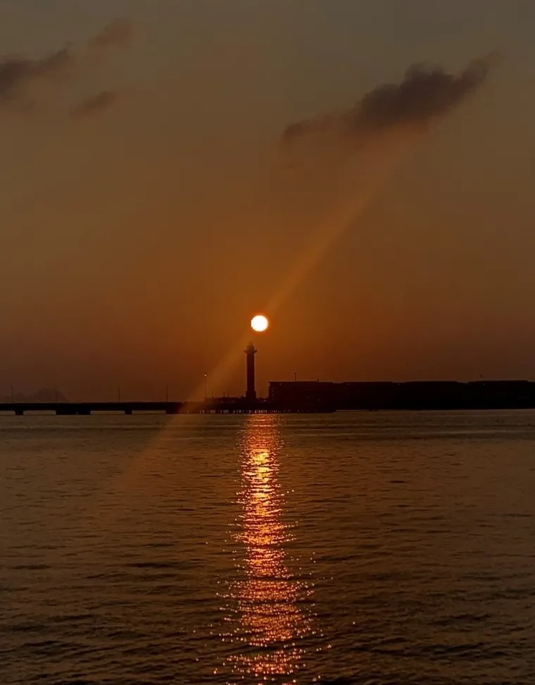 Bai Chay Beach offers a casual, family-friendly sunset experience right in Ha Long City - Photo Source: Báo Lao Động