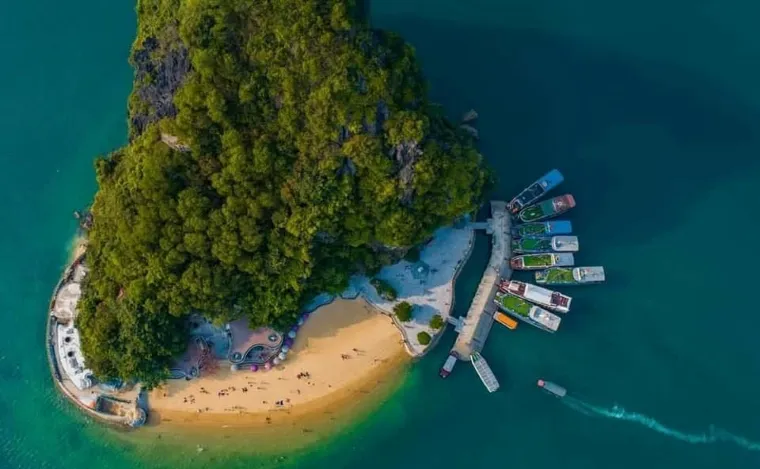 Photograph Ha Long Bay’s beaches—from lively to secluded—for relaxing seaside scenes - Photo Source: Facebook Homestay Hạ Long Gía Rẻ