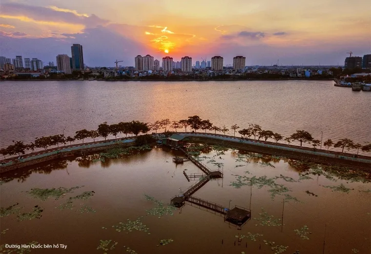 Hanoi’s rivers offer unique tourism opportunities through boat rides, riverside dining, and green recreational spaces - Photo Source: znews