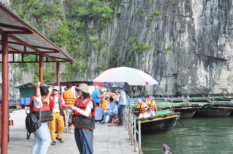 The best time to visit is during spring and autumn for pleasant weather, with mornings offering calmer waters and fewer crowds - Photo Source: Báo Quảng Ninh