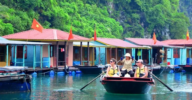 Capture daily life and community spirit in colorful floating villages across the bay - Photo Source: Vietnamplus.vn