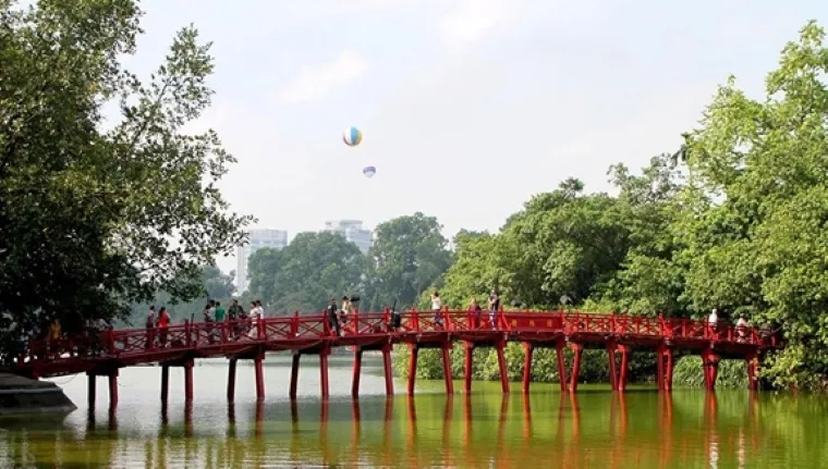 Each season offers a unique visual and cultural experience of The Huc Bridge, from misty spring mornings to autumn’s golden glow - Photo Source: Website hanoi.qdnd.vn