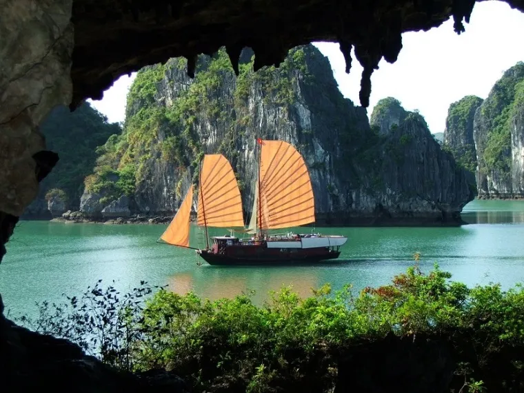 Enhance your Ha Long Bay trip by combining Luon Cave with nearby highlights like Sung Sot Cave, Ti Top Island, and Cua Van Floating Village - Photo Source: Facebook Vịnh Hạ Long Quảng Ninh - Thiên Đường Cảnh Vịnh