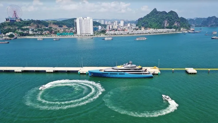 Travelers should carefully plan logistics, identify the correct port, and explore Hon Gai for a richer experience - Photo Source: Báo Dân Trí