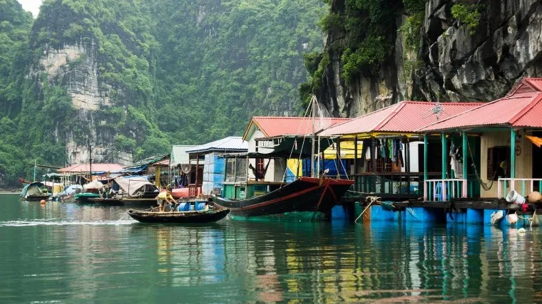 Other nearby attractions include Dau Go Cave, Ba Hang fishing village, iconic islets, and additional caves and islands across Ha Long Bay - Photo Source: Facebook Vịnh Hạ Long Quảng Ninh - Thiên Đường Cảnh Vịnh
