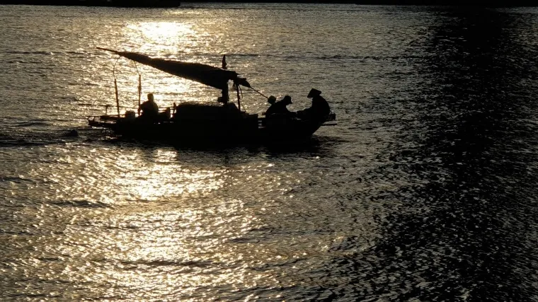 With the right season, timing, and gear, you can elevate your Ha Long Bay sunset into a perfect travel memory - Photo Source: Báo Lao Động
