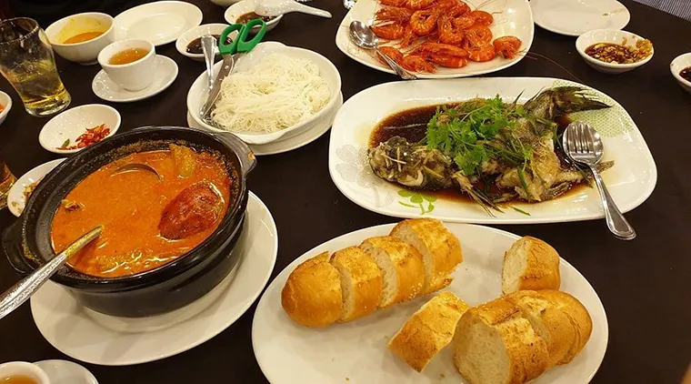 Red House is considered a quality spot to enjoy Muslim food in Hanoi