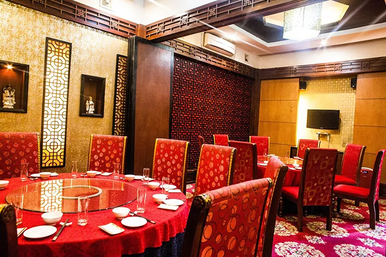  The space imbued with traditional Chinese style of Phuc Huong Vien Restaurant
