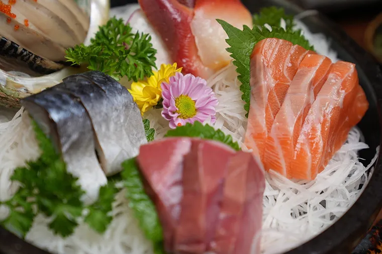 Shinbashi with fresh sashimi made from carefully selected ingredients