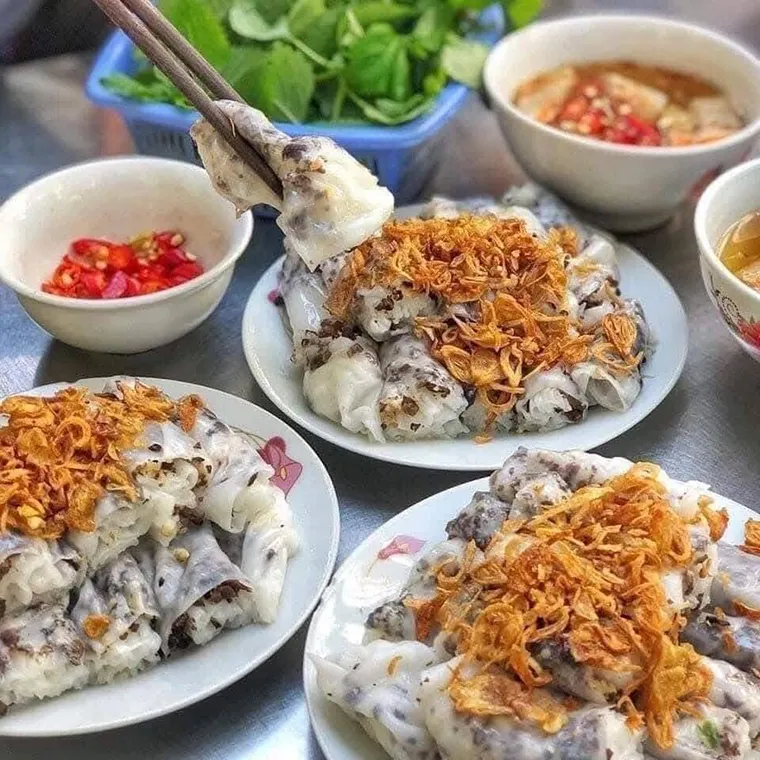 Steamed rolled rice pancake (Banh cuon)