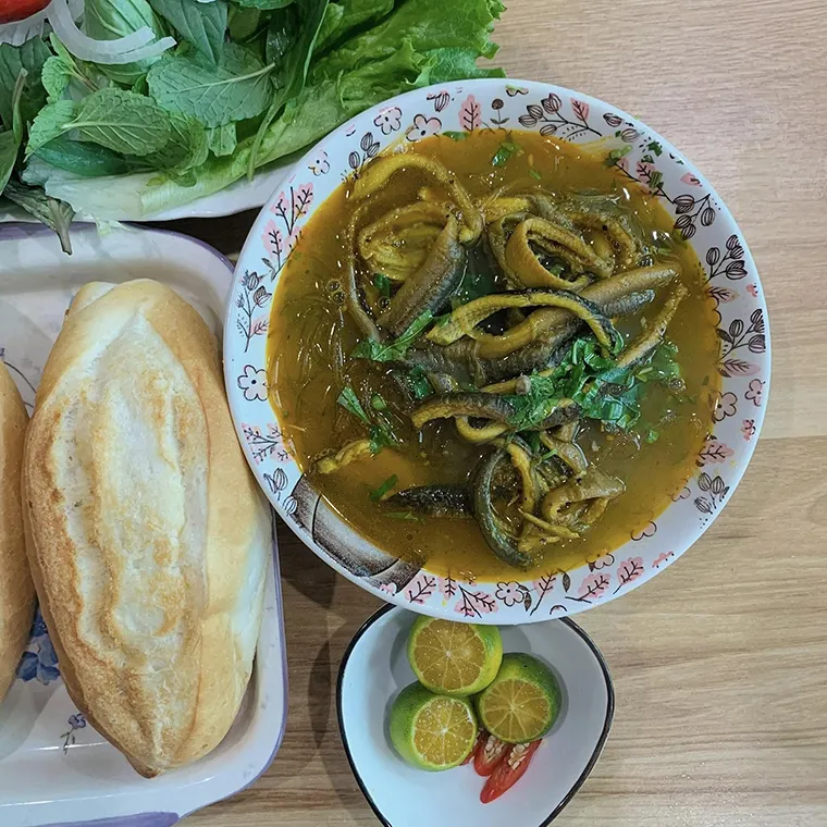 Image of a rich and delicious bowl of mien luon, which can be served with crispy bread
