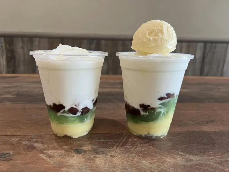 A refreshing bowl of Che Ba Mau, a layered sweet dessert