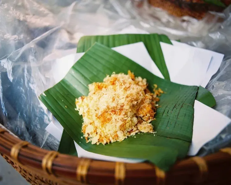 Warm sticky rice topped with mung beans and crispy shallots, a Hanoi favorite