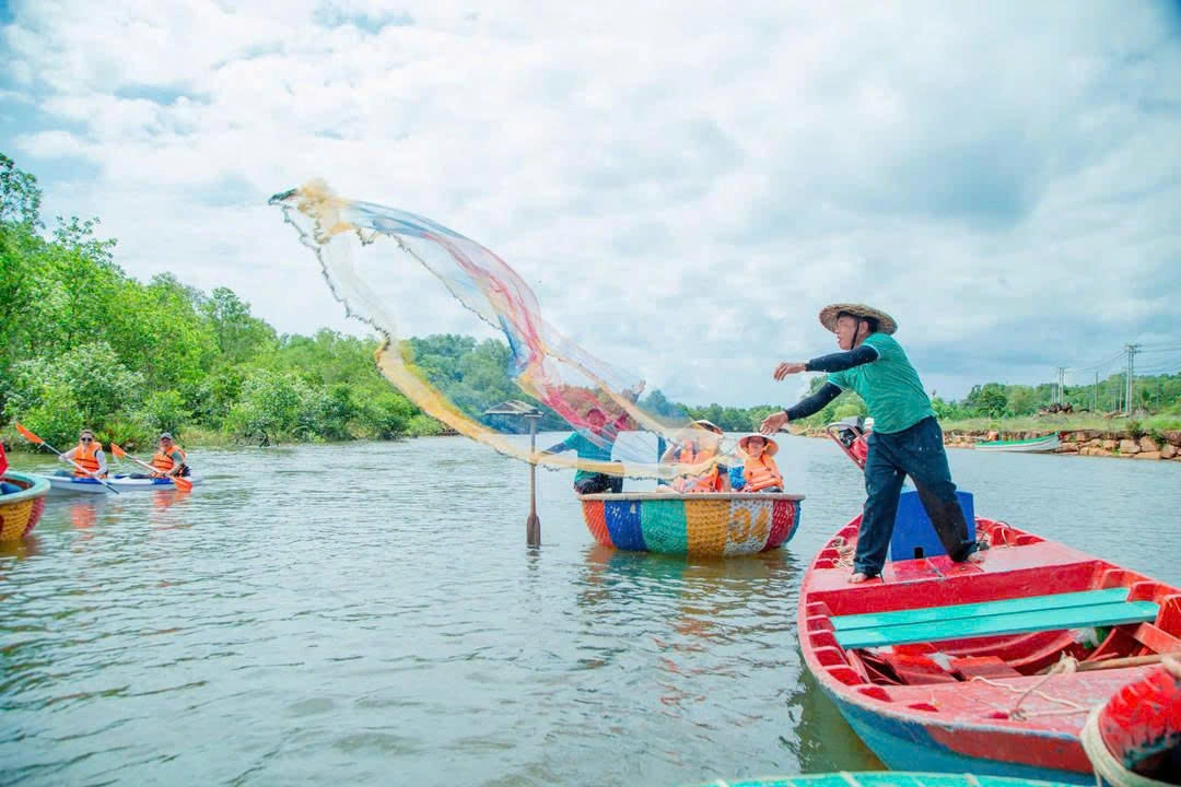 Experience Floating Basket Boat Ride on Cua Can River | Phu Quoc