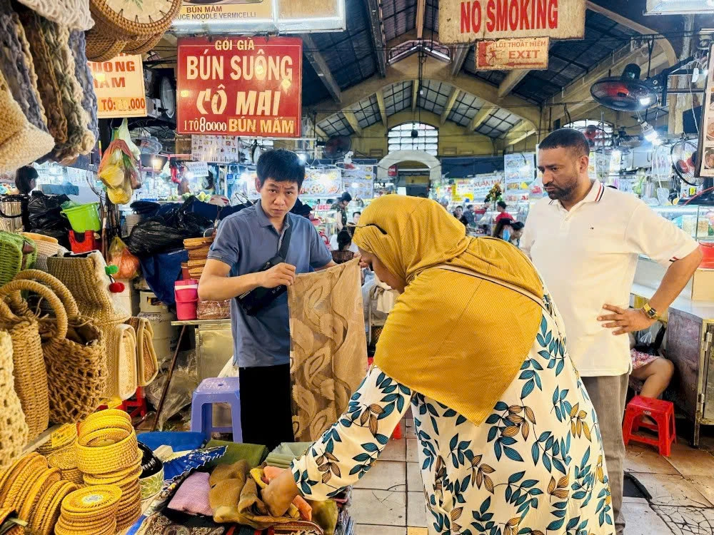 Day Tour | Full-Day Saigon Cultural Landmarks Tour including a Cyclo Experience | Departing from Ho Chi Minh City