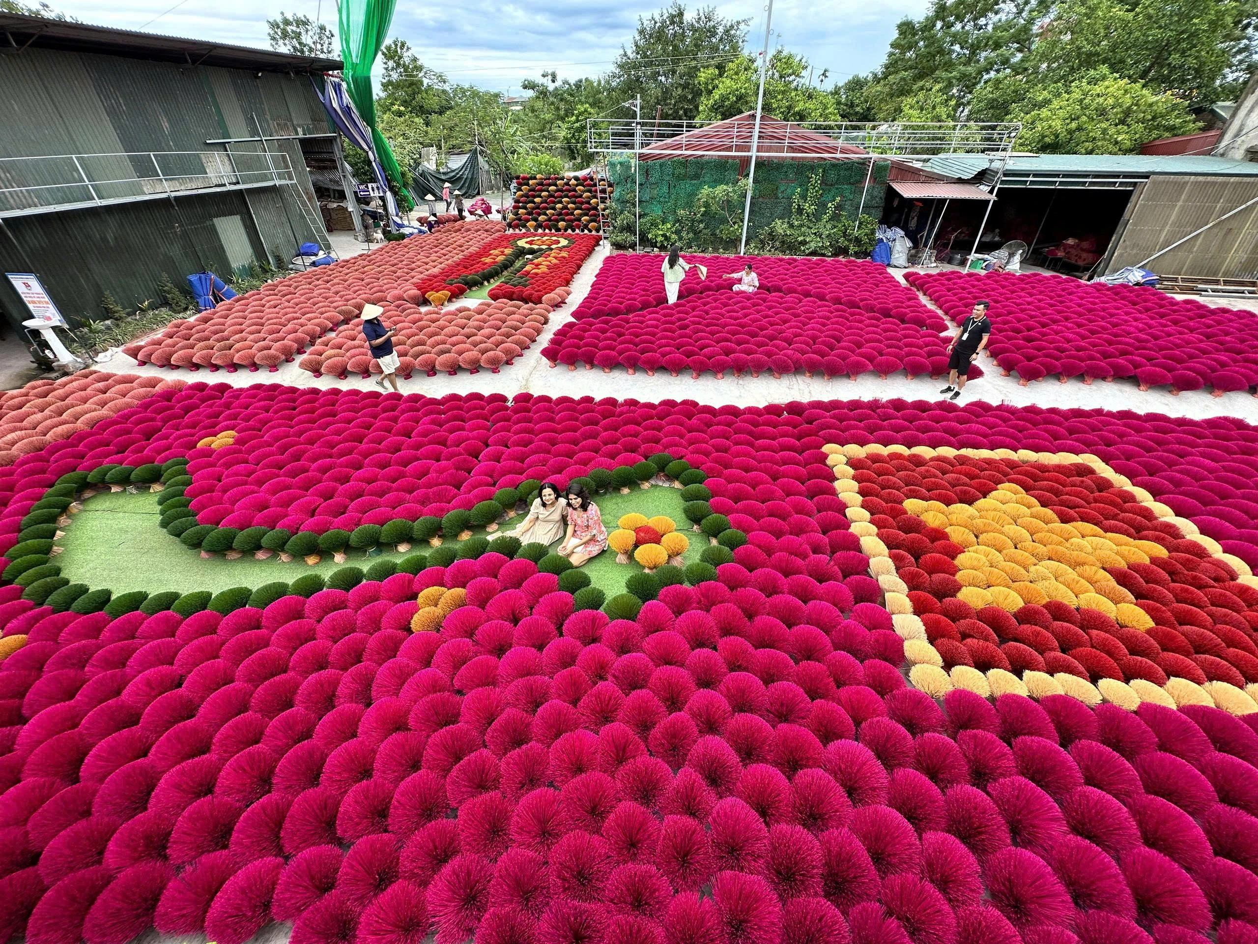 Day Tour | Full-day visit to Vietnamese traditional craft villages: Chuong Village, Ha Thai Village, Quang Phu Cau Village | Departs from Hanoi