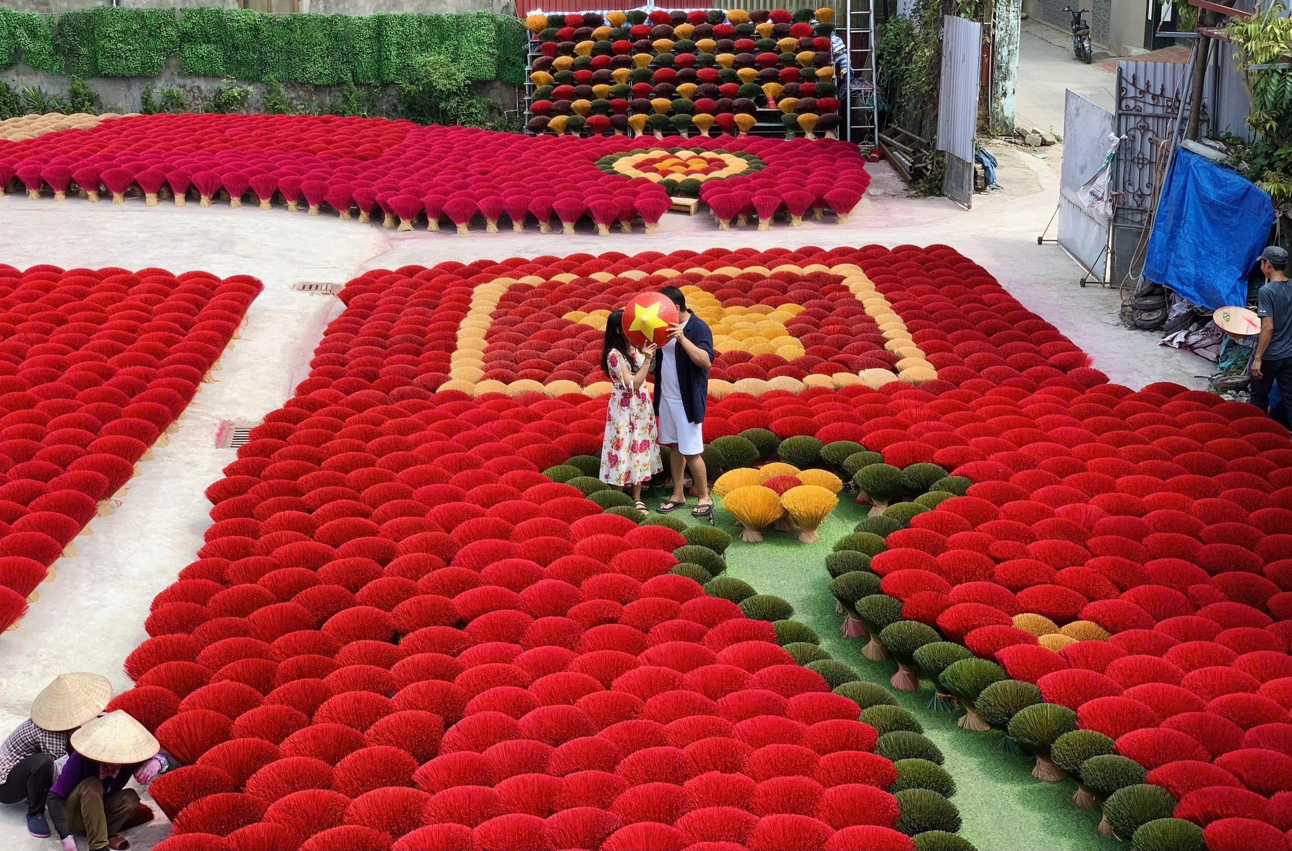 Day Tour | Full-day visit to Vietnamese traditional craft villages: Chuong Village, Ha Thai Village, Quang Phu Cau Village | Departs from Hanoi