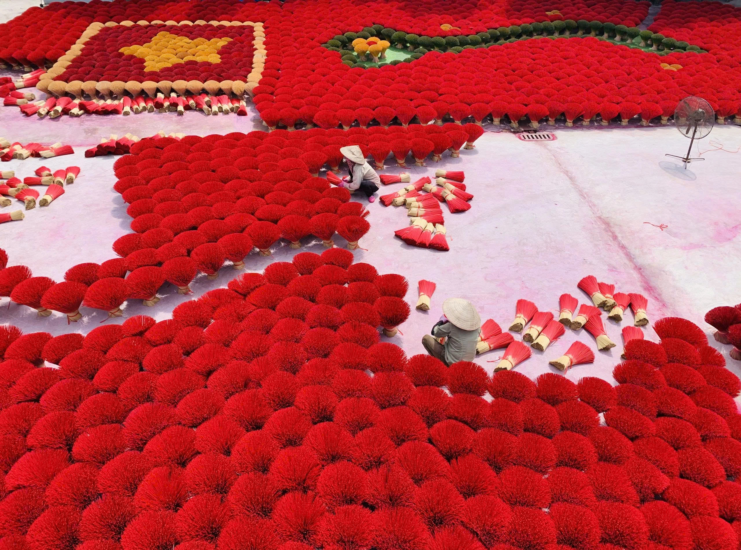 Day Tour | Full-day visit to Vietnamese traditional craft villages: Chuong Village, Ha Thai Village, Quang Phu Cau Village | Departs from Hanoi