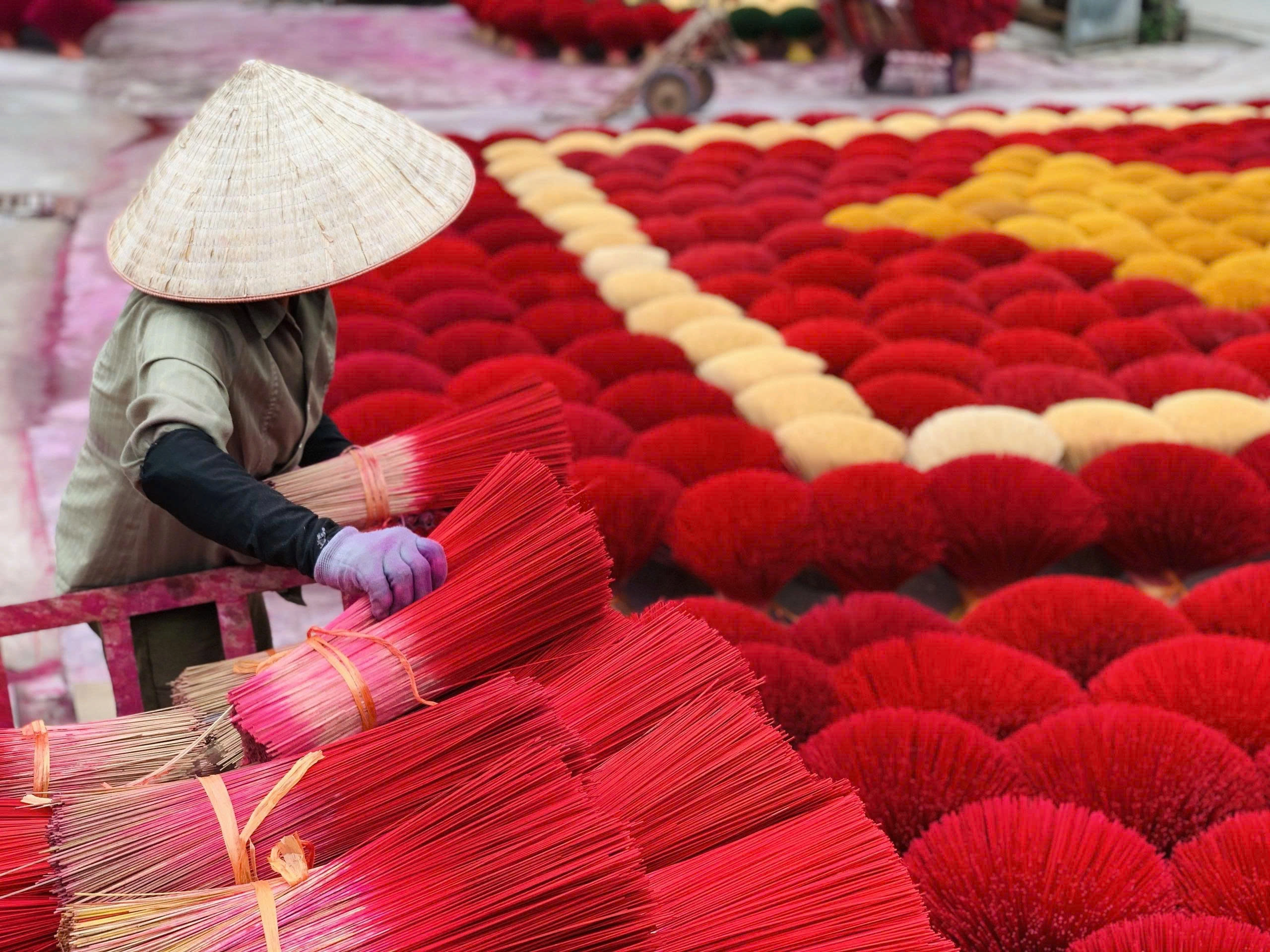 Day Tour | Full-day visit to Vietnamese traditional craft villages: Chuong Village, Ha Thai Village, Quang Phu Cau Village | Departs from Hanoi