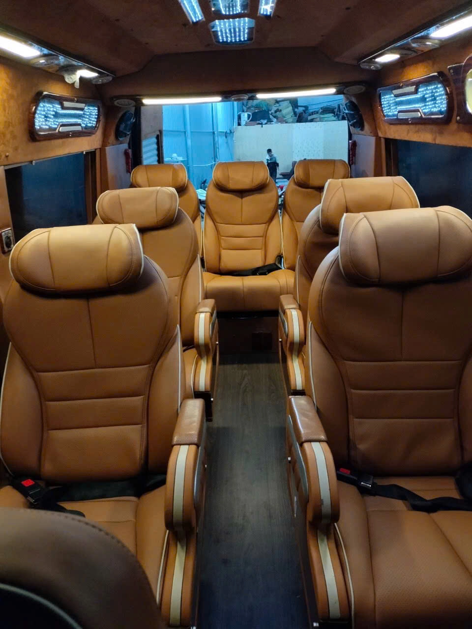 Shuttle Service | Luxury Limousine on the Hanoi - Sapa Route (Round-Trip)