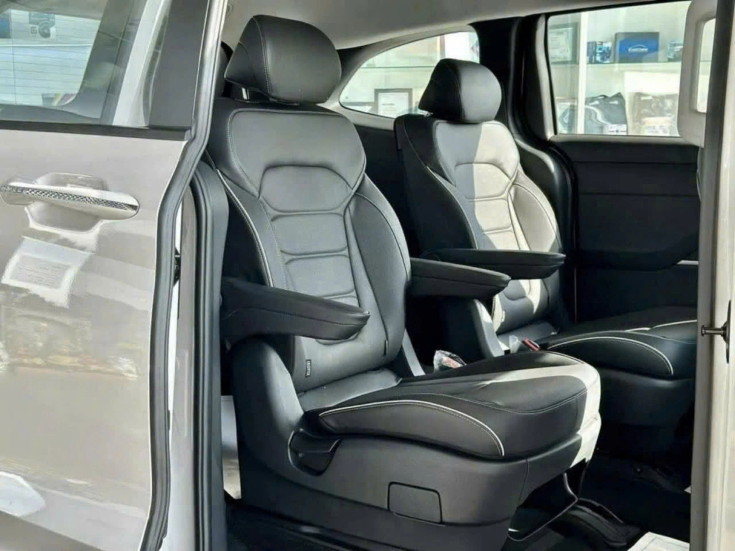 Transfer Service | From Hue to Da Nang - Hoi An by Hyundai Custin Limousine (Round Trip, Flexible Schedule)