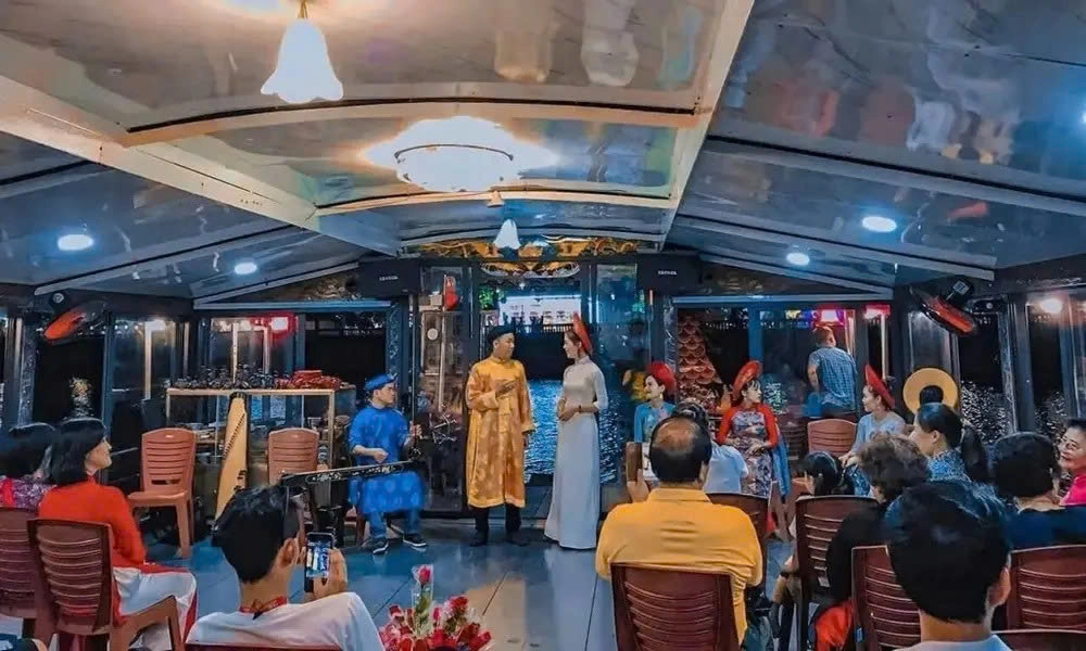 Билеты на выступление народной музыки Хюэ на драконьей лодке - Круиз по реке Фам — Запуск фонариков