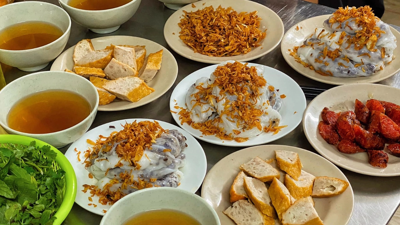Banh Cuon (Steamed rice rolls)