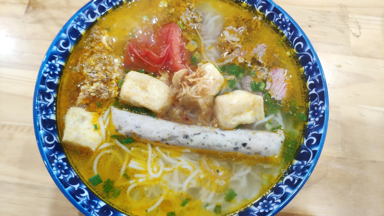 Bun Rieu Cua (Crab noodle soup)
