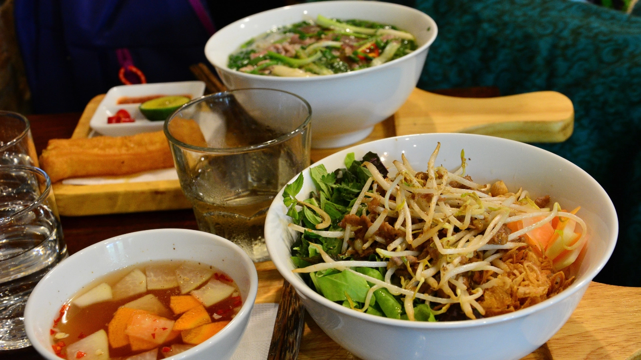 Food tours in Hanoi – The best way to discover cheap eats