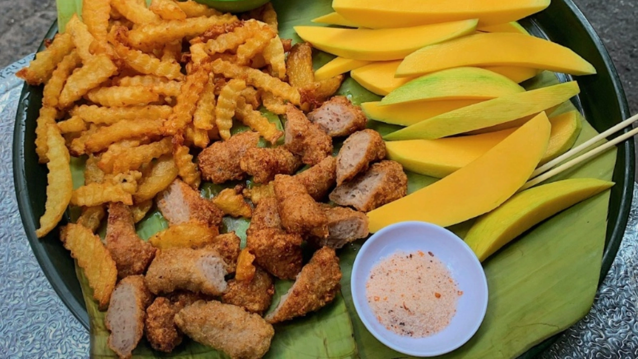 Nem Chua Ran (Fried fermented pork rolls)