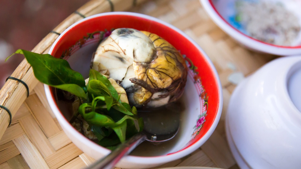 Trung Vit Lon (Fertilized duck egg)