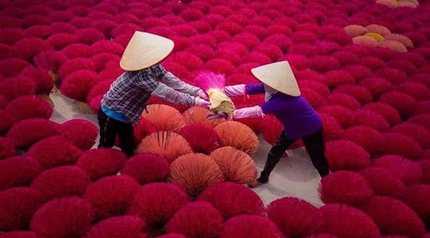 Day Tour | Explore Quang Phu Cau Incense Village and Train Street combined with Traditional Lunch | Hanoi