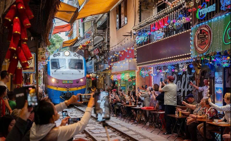 Day Tour | Explore Quang Phu Cau Incense Village and Train Street combined with Traditional Lunch | Hanoi