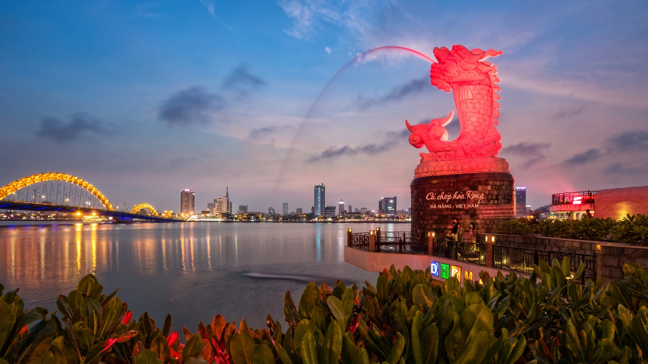 What makes the Han River dinner cruise Danang special?