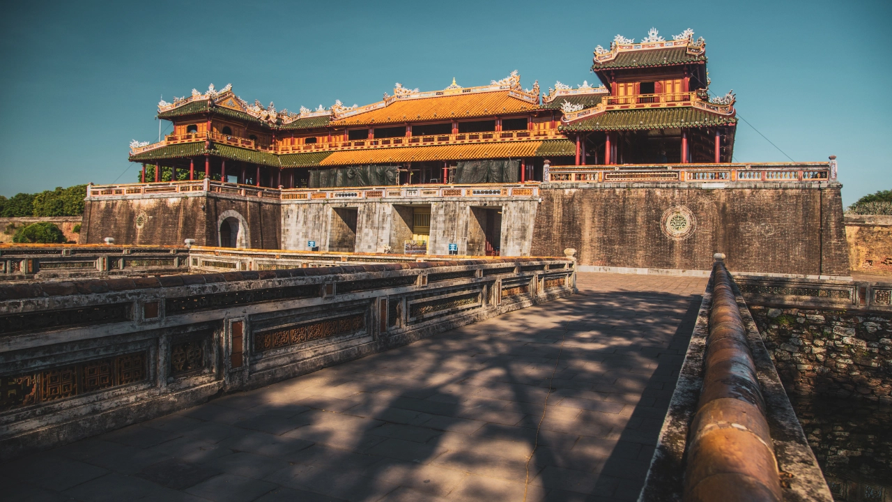 Practical Travel Guide — Transportation, Hotels & Weather