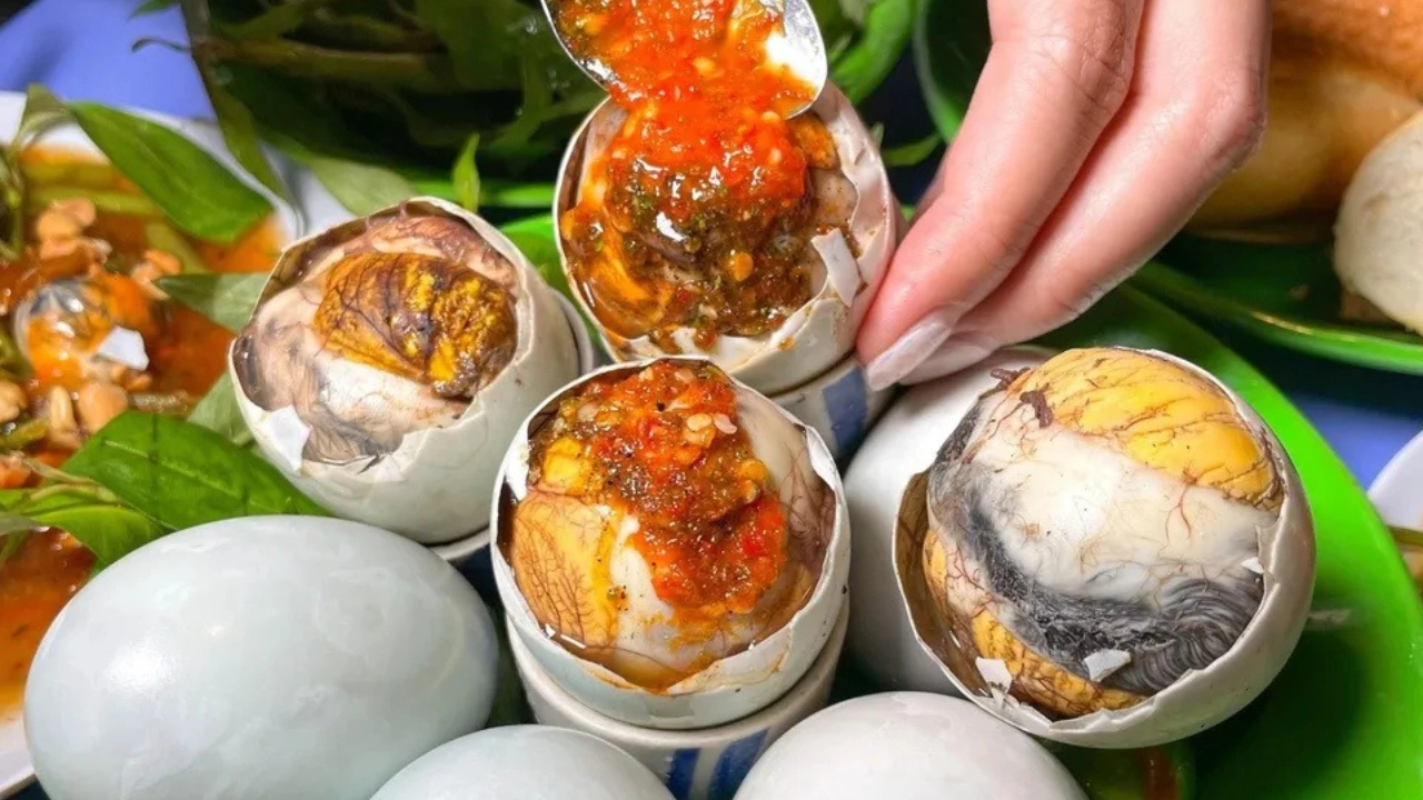 Hanoi Food Walk Adventure "Wild & Weird"