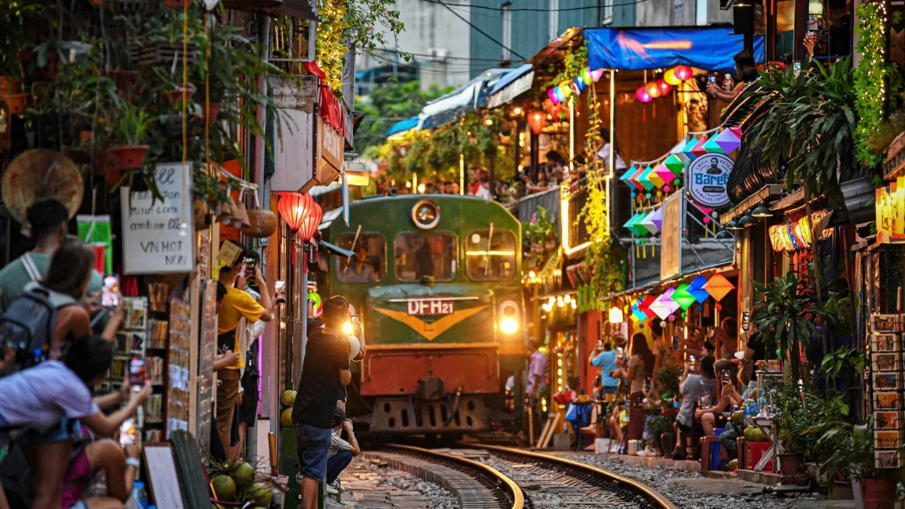 Quang Phu Cau Incense Village & Train Street Tour